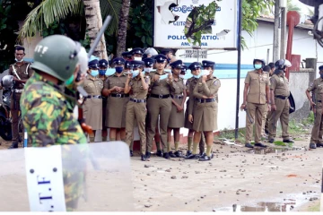 சந்தேக நபர் உயிரிழப்பு- காவல் நிலையத்தை முற்றுகையிட்ட மக்களை விரட்டியடித்த காவல்துறையினர்!