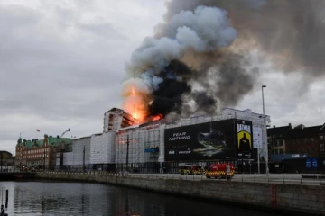 400 ஆண்டுகால கலாச்சார பாரம்பரியம் தீப்பிடித்ததால் பரபரப்பு