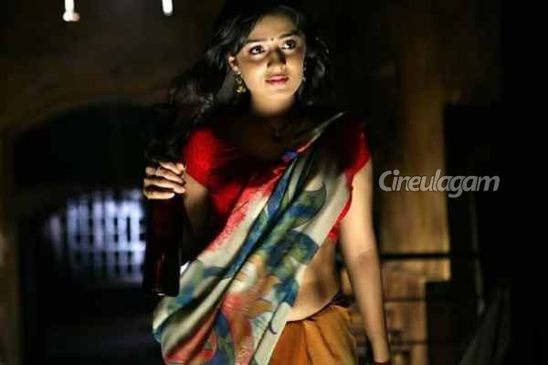 கோடான கோடி என்ற ஹிட் பாடலில் நடனம் ஆடிய நடிகையை நியாபகம் இருக்கா?- குடும்பத்துடன் இருக்கும் போட்டோ | Actress Nikita Thukral Family Photo Goes Viral