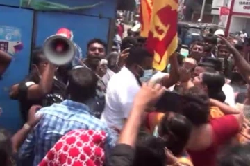 විරෝධතාව අතරතුර හිරුණිකාගෙන් ගුටි කෑ ප්රභලයා..දැඩි උණුසුම්කාරී තත්වයක්..! - එම අවස්ථාවේ දර්ශන මෙන්න..(VIDEO)