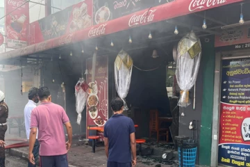 තලවතුගොඩත් හදිසියේ ගිනි ගනී - ගින්න පාලනය කිරීමේ දැඩි උත්සාහය සමඟ සිරවී සිටි තිදෙනෙකු බේරා ගනී