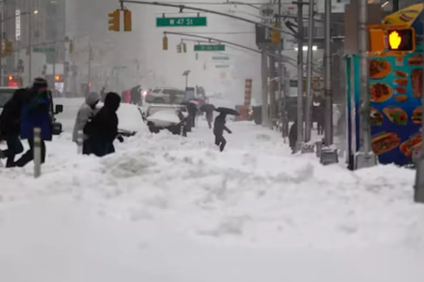 அமெரிக்காவை ஆட்டிப்படைக்கும் பனிப்புயல்; உயர்வடையும் பலி எண்ணிக்கை | Snowstorm Us Death Toll Continues To Rise