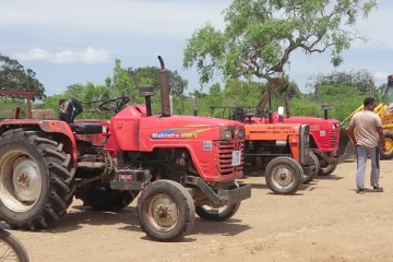 சட்டவிரோதமான முறையில் மணல் அகழ்வில் ஈடுபட்டவர்கள் அதிகாரிகளிடம் வசமாக சிக்கினர் (Photos)