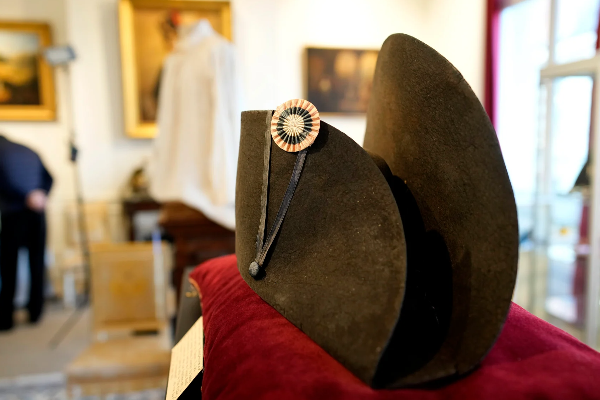 நெப்போலியன் தொப்பி 2.1 மில்லியன் டொலர்களுக்கு ஏலம் ! | Napoleon Hat Auctioned For 2 1 Million Dollars
