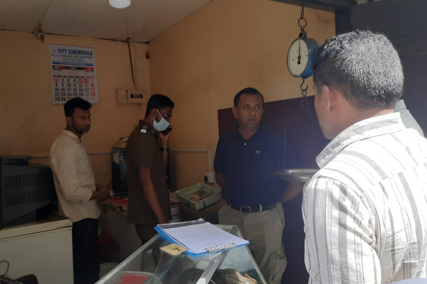 மக்களே அவதானம்; கோழி இறைச்சி கடையில் மாட்டிறைச்சி விற்பனை | Attention People Selling Beef At A Poultry Shop
