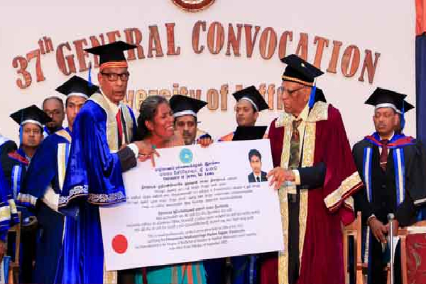 விபத்தில் உயிரிழந்த மாணவர்; யாழ் பல்கலையில் மகனின் பட்டத்தை கண்ணீருடன் வாங்கிய தாய்! | Mother Bought Her Son S Degree Jaffna University