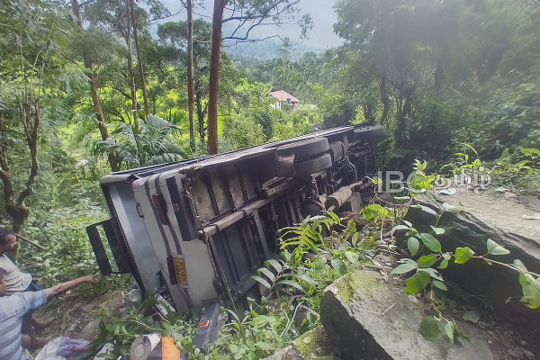 பூண்டுலோயாவில் பேருந்து விபத்து - 24 பேருக்கு காயம் | Banduloya Bus Accident 24 Injured