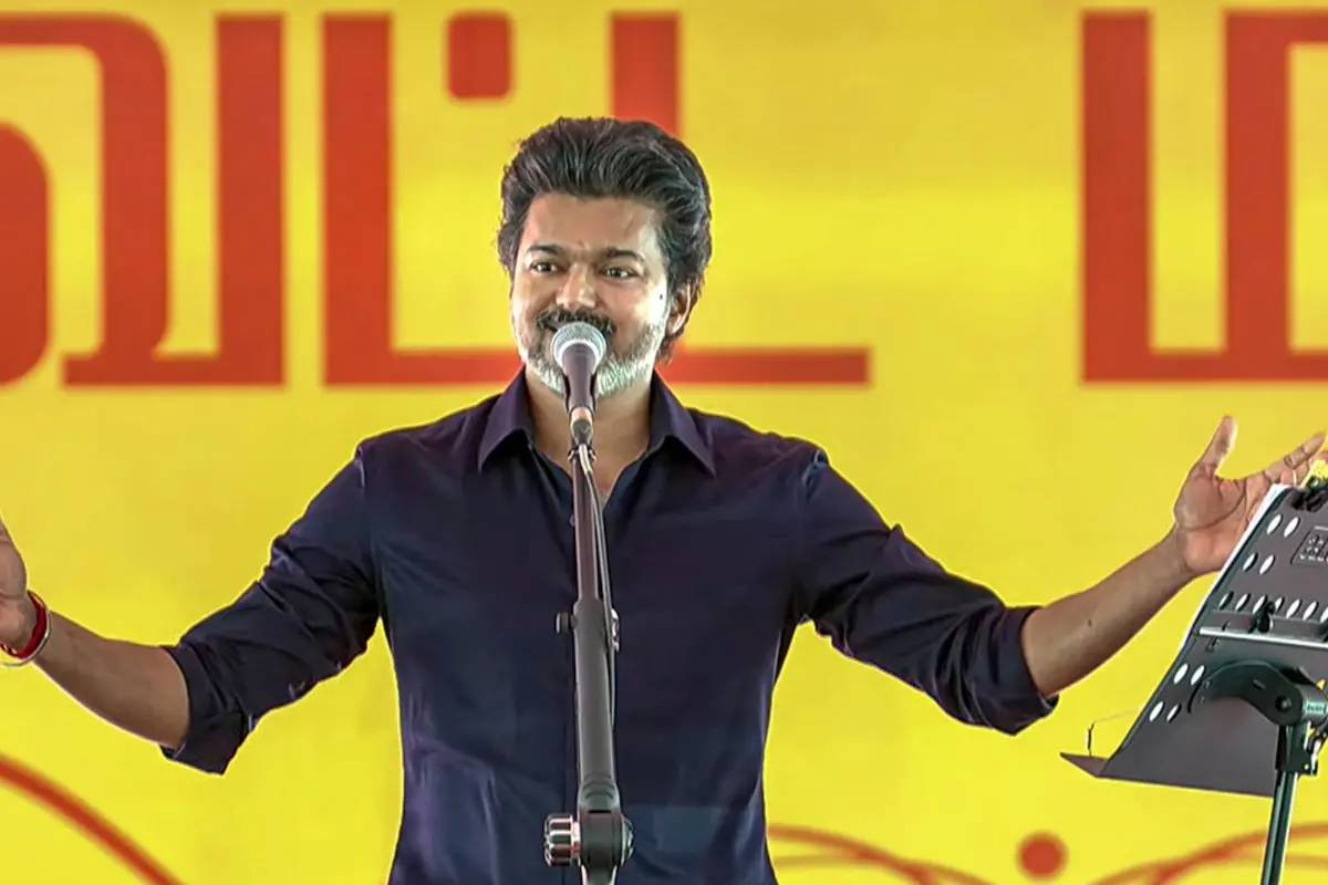முதல்வர் விஜய்க்கு வீடியோவை அனுப்பவா? காவலரை மிரட்டிய வடமாநில ஓட்டுநர் | Driver To Police Says Will Send Video To Cm Vijay முதல்வர் விஜய்க்கு வீடியோவை அனுப்பவா? காவலரை மிரட்டிய வடமாநில ஓட்டுநர் | Driver To Police Says Will Send Video To Cm Vijay