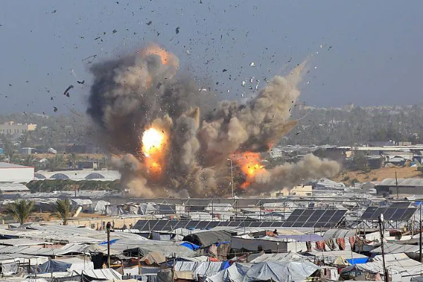 காசா மீது தொடரும் இஸ்ரேல் தாக்குதல்கள்: ஒரே நாளில் 28 பேர் பலி | Israeli Air Strikes Kill At Least 28 In Gaza