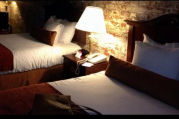 வெளிநாடு மோகத்தால் ஏமாந்த யாழ்ப்பாண இளைஞர்கள்; நட்சத்திர விடுதிகளில் நடக்கும் மர்மம்!