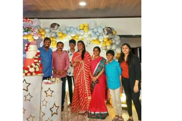 49 வயதில் பேரழகியாக ஜொலிக்கும் ரோஜா... அம்மாவையும் மிஞ்சிய மார்டன் உடையில் மகள்! | Roja Birthday Celebration Photos