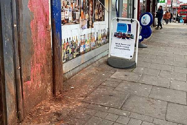 சிலரது பழக்கங்களால் வருடத்திற்கு 30,000 பவுண்டுகள் செலவிடும் ஒரு பிரித்தானிய நகராட்சி | Habit Costing Taxpayers Staining Brown