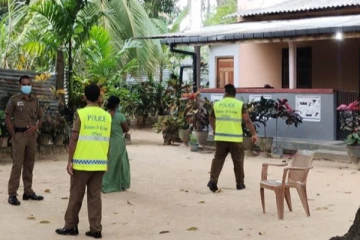 நான்கு பேர் கொண்ட குழுவினரால் வீடொன்று சேதமாக்கப்பட்டது