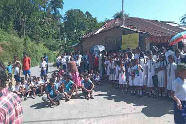 பாடசாலை காணியை அபகரிக்க முயலும் அரசியல்வாதி ; வேலிகளை உடைத்து அராஜகம் | Arrest The Politician Who Is Trying To Seize Land பாடசாலை காணியை அபகரிக்க முயலும் அரசியல்வாதி ; வேலிகளை உடைத்து அராஜகம் | Arrest The Politician Who Is Trying To Seize Land