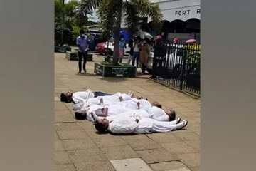 இலங்கையில் சவம் போல ஆடை தரித்து போராட்டம்!