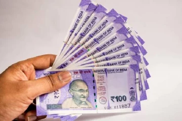 Loan Amount ரூ.770 -க்காக.. கூலித்தொழிலாளியின் மனைவியை அழைத்துச் சென்ற தனியார் வங்கி ஊழியர்!