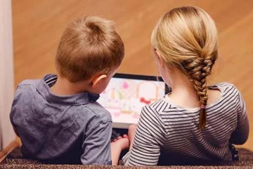 ஆபாச படத்திற்கு அடிமையாகும் குழந்தைகள்: இதற்கு காரணம் பெற்றோர்களா? விழிப்புணர்வு பதிவு