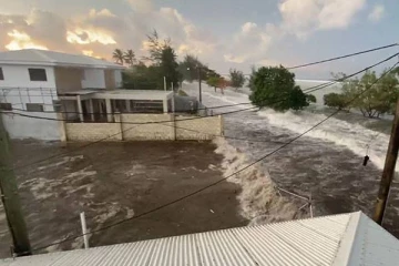 கடலுக்கு அடியில் வெடித்துச் சிதறிய எரிமலை