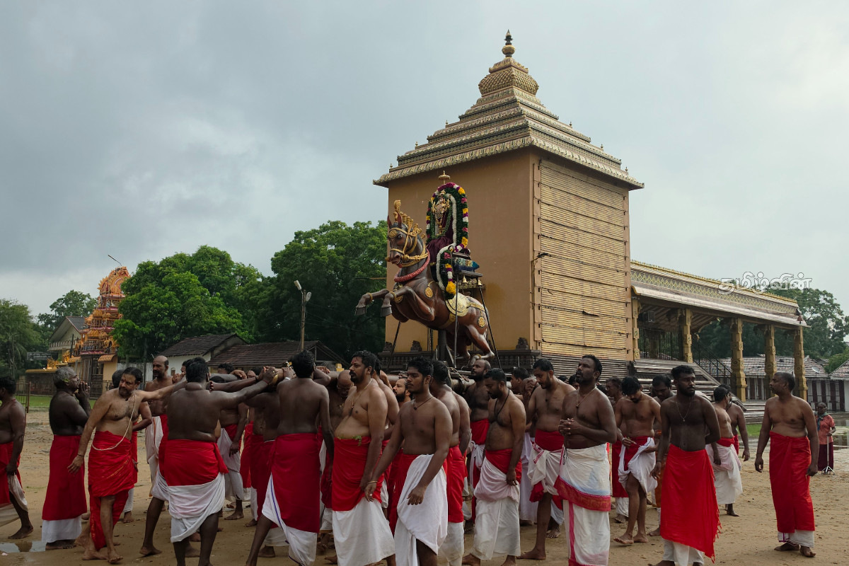 யாழில் விசேட ஆலயங்களில் பக்தர்கள் சூழ மானம்பூத் திருவிழா | Manampoo Festival At Special Temples In Jaffna யாழில் விசேட ஆலயங்களில் பக்தர்கள் சூழ மானம்பூத் திருவிழா | Manampoo Festival At Special Temples In Jaffna