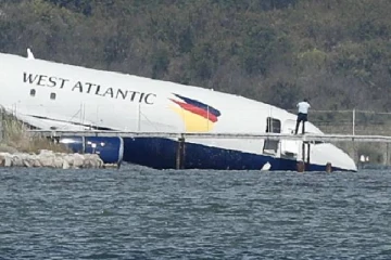 ஓடுதளத்தை விட்டு வெளியேறி ஏரியில் பாய்ந்த விமானம்: பிரான்சில் சம்பவம்