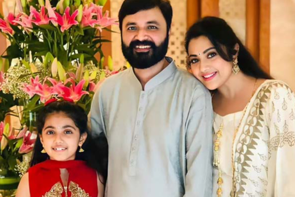 துக்கத்தை மறந்து உச்சக்கட்ட மகிழ்ச்சியில் மீனா! பிரபல நடிகை வைத்த விருந்து: வைரல் புகைப்படம் இதோ | Actress Meena Birthday Radhika Treat Hotel