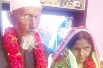 85 வயது தாத்தா - 65 வயது பாட்டி காதலித்து திருமணம் : குவியும் வாழ்த்து மழை