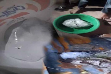 வீட்டு கூரையின் மீது பாரிய பனிகட்டி: வியப்பில் பிரதேசவாசிகள்