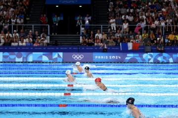 ஒலிம்பிக்கில் பெண்கள் நீச்சல் போட்டியில் திடீரென நீச்சல் குளத்தில் குதித்த ஆண்: ஒரு வைரல் வீடியோ