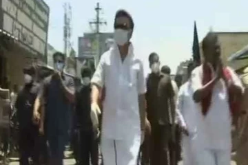 கொளுத்தும் வெயிலில் நடந்து சென்று வாக்கு சேகரித்த ஸ்டாலின் - செல்பி எடுத்து மக்கள் உற்சாகம்!