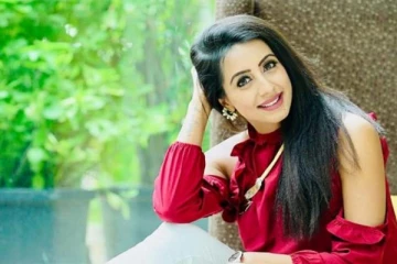 தலையில் முடி இல்லாமல் நிக்கி கல்ராணி சகோதரி! போட்டோவால் அனைவரும் ஷாக்