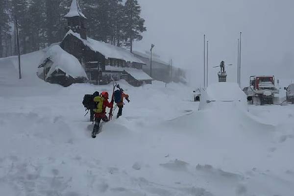 கலிபோர்னியா ஏற்பட்ட பனிச்சரிவில் சிக்கிய 9 பேர் மாயம் | 9 People Missing After Avalanche In California