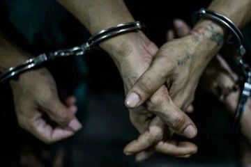 கடற்படையினரால் கைது செய்யப்பட்ட மூவர் ; கைப்பற்றபட்ட சட்டவிரோத பொருள்