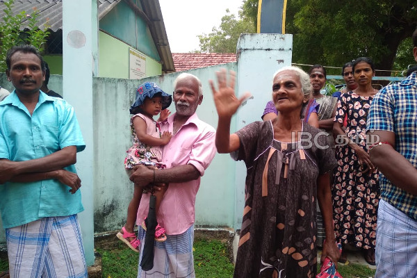 யாழில் பாடசாலை நுழைவாயிலை மறித்து பெற்றோர் எதிர்ப்புப் போராட்டம்! | Jaffna Varany School Student Protest Principal Sl
