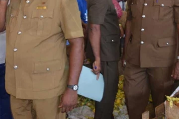 பொது சுகாதார பரிசோதகர்களாக ஆள்மாறாட்டம் ; வர்த்தகரிடம் கைவரிசை