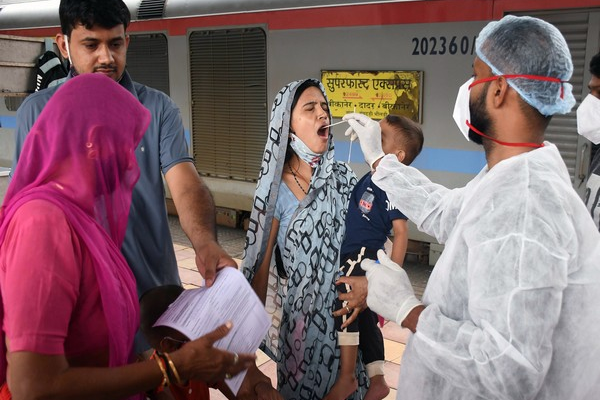 இந்தியாவில் கொரோனா தொற்றால் ஒரே நாளில் 53 பேர் உயிரிழப்பு..! - தமிழ்நாடு