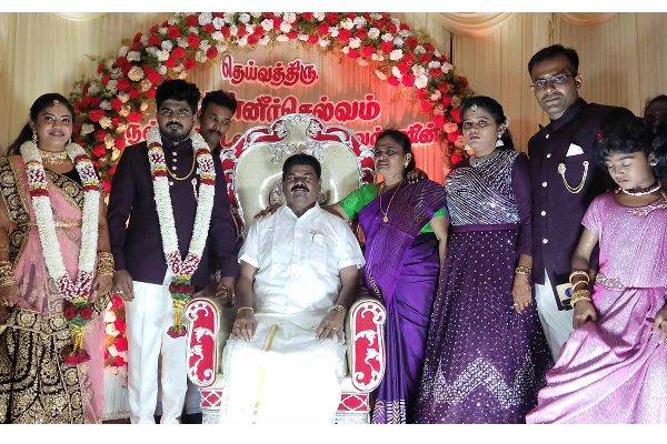 இறந்த தந்தையை கண்முன் கொண்டு வந்த மகன்! திருமண மேடையில் நெகிழ்ச்சி சம்பவம் | Father Statue In Son Marriage