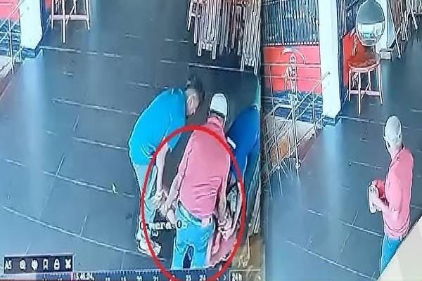 சுற்றுலா விடுதியின் அறையில் இருந்து ஆண் ஒருவரின் சடலம் மீட்பு | Man S Body Recovered From Hotel Room