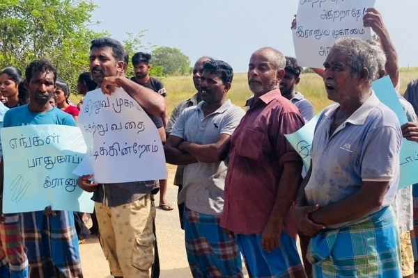 பொலீசார் மீது நம்பிக்கை இல்லை ; இராணுவ முகாமை அகற்ற வேண்டாம் ; யாழில் போராட்டம்! | Do Not Remove The Military Camp Struggle Jaffna