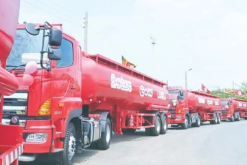 ඉන්ධන ප්‍රශ්ණය උඩුදුවයි..පොලිස්පතිටත් රතු එළියක්..