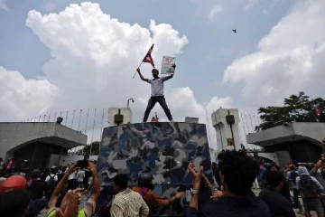 கலவரத்தில் முடிந்த Gen Z போராட்டம்... தடையை நீக்கிய அரசாங்கம்