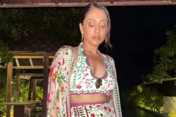 இரவில் ஹாயாக போஸ்!! நடிகை ரெஜினா கேசண்ட்ராவின் நீச்சல் குள புகைப்படங்கள்..