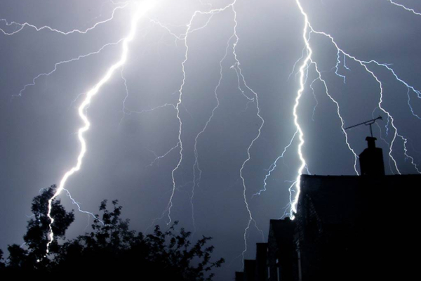 நாட்டின் சில பகுதிகளுக்கு விடுக்கப்பட்டுள்ள கடும் மின்னல் எச்சரிக்கை | Severe Lightning Warning In Srilanka