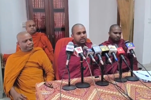 தமிழ் மற்றும் முஸ்லிம் மக்கள் மீது தவறில்லை - திருகோணமலை தேரர் விளக்கம்! | Trincomalee Buddha Statue Issue தமிழ் மற்றும் முஸ்லிம் மக்கள் மீது தவறில்லை - திருகோணமலை தேரர் விளக்கம்! | Trincomalee Buddha Statue Issue