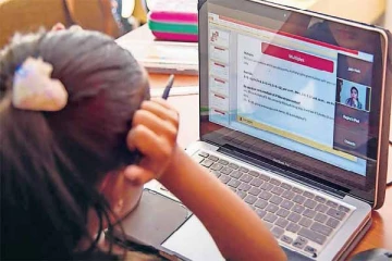 இணையவழி கற்றலில் ஈடுபடும் மாணவிகள் -  இளம் குடும்பஸ்தரின் கீழ்தரமான செயல் அம்பலம்