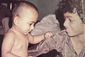 இந்த புகைப்படத்தில் விஜய்யுடன் இருக்கும் பிரபல நடிகர் யார் தெரியுமா.. யாருனு தெரிஞ்சா ஷாக் ஆகிடுவீங்க