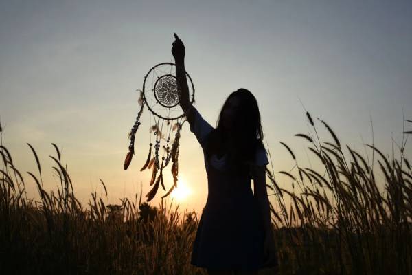 Dream Catcher: வீட்டில் இத தொங்க விடுங்க.. அதிர்ஷ்டம் கதவை தட்டும் | Dream Catchers Benefits In Tamil
