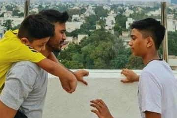 மனைவியை விவாகரத்து செய்ததற்கு பிறகு தனது மகனுடன் தனுஷ் எடுத்த புகைப்படம்- எங்கே சென்றுள்ளார்கள் பாருங்க