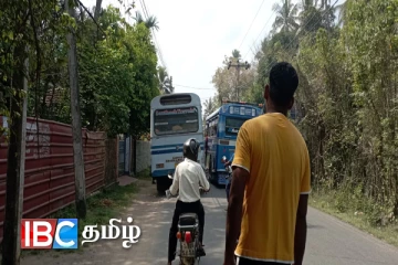 யாழ்ப்பாணம் - காரைநகர் வீதியில் தனியார் பேருந்துகள் ஓட்டப்போட்டியால் மரண பீதியில் பொதுமக்கள்!