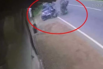 කොස්ගම ඇඟ හිරි වට්ටන බිහිසුණු යතුරු පැදි අනතුර - සීසීටීවී දර්ශන මෙන්න...(CCTV VIDEO)