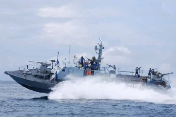 சட்டவிரோதமாக இந்தியா செல்ல முயன்ற 13 பேரை கைது செய்த கடற்படையினர்!!